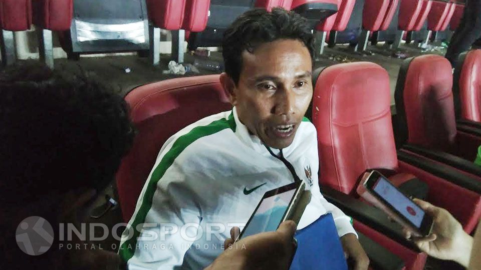 Asisten pelatih timnas Indonesia, Bima Sakti. Copyright: © Muhammad Ginanjar/INDOSPORT